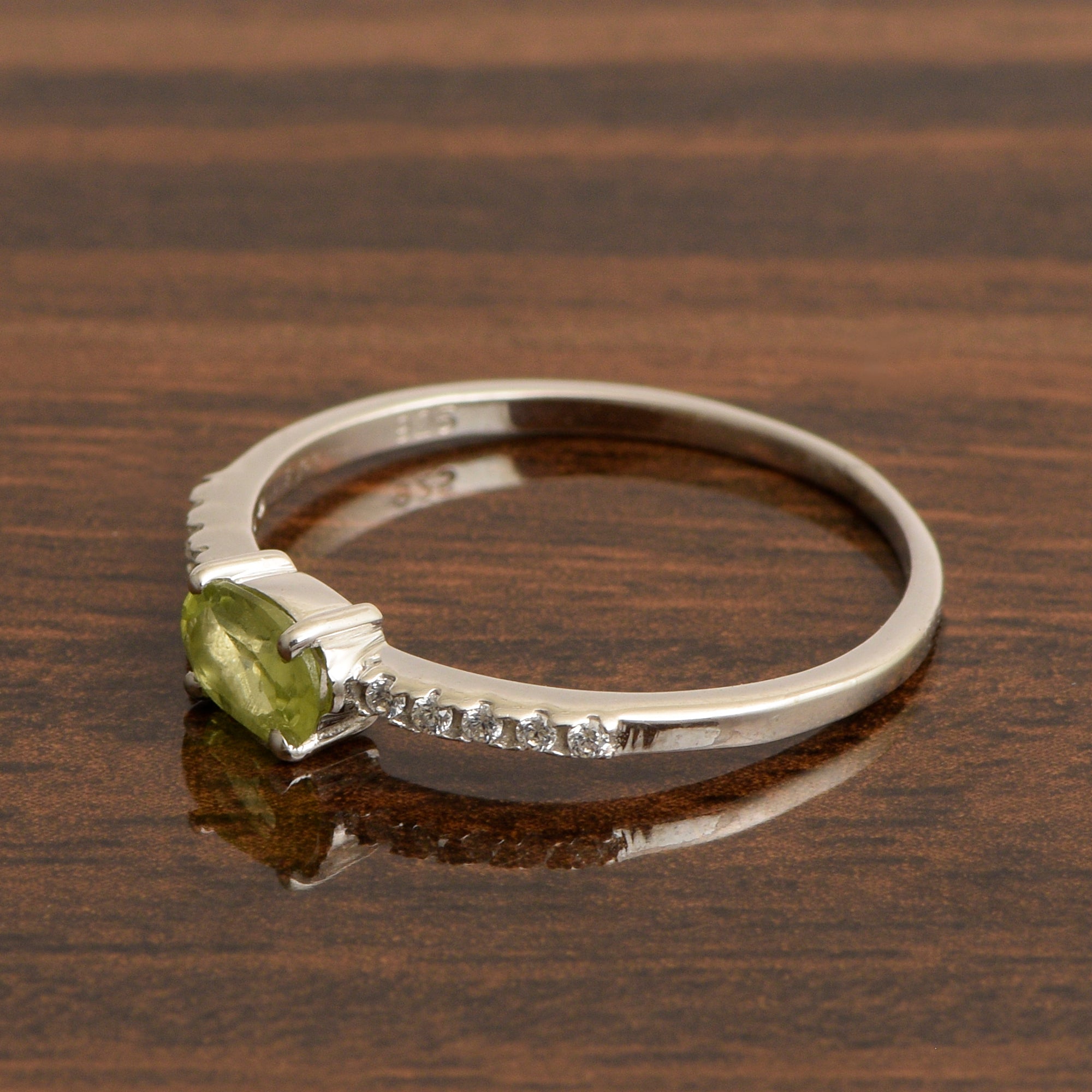 925 Sterling Silver Oval 0.65 Ctw Peridot Women Wedding Ring - Kimaya INC