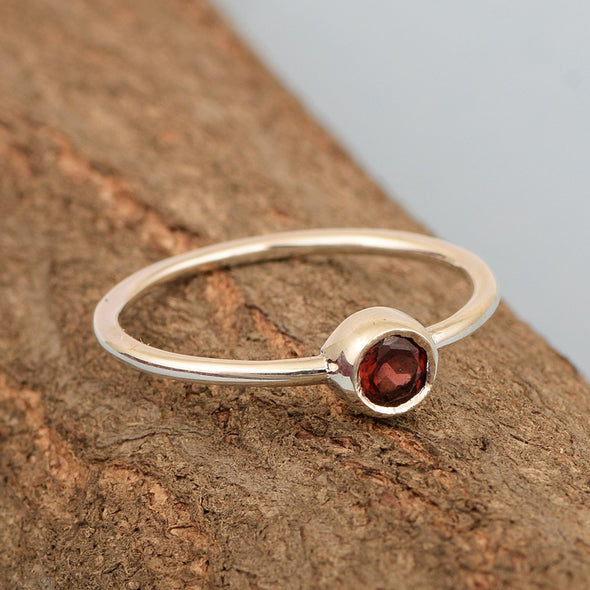 925 Sterling Silver Round 0.20 Ctw Garnet Women Engagement Ring - Kimaya INC