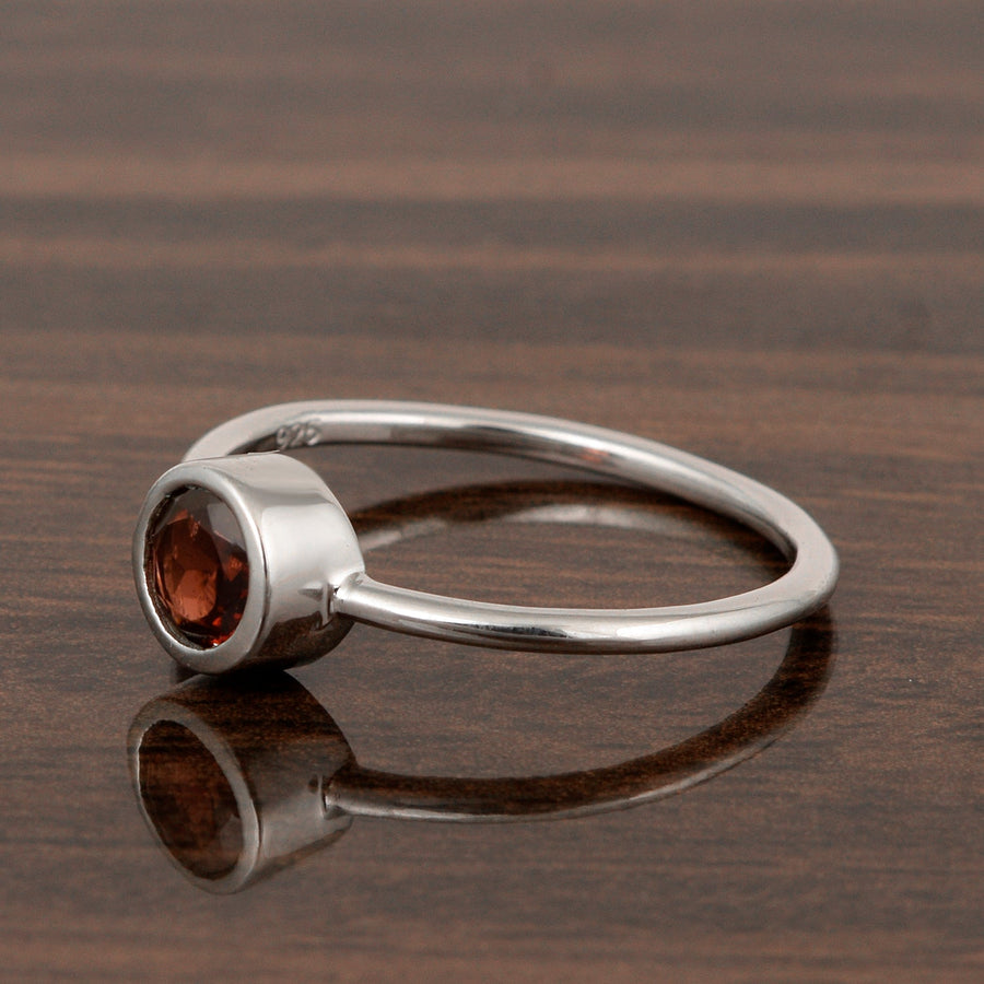 925 Sterling Silver Round 5mm 0.30 Ctw Garnet Women Engagement Ring