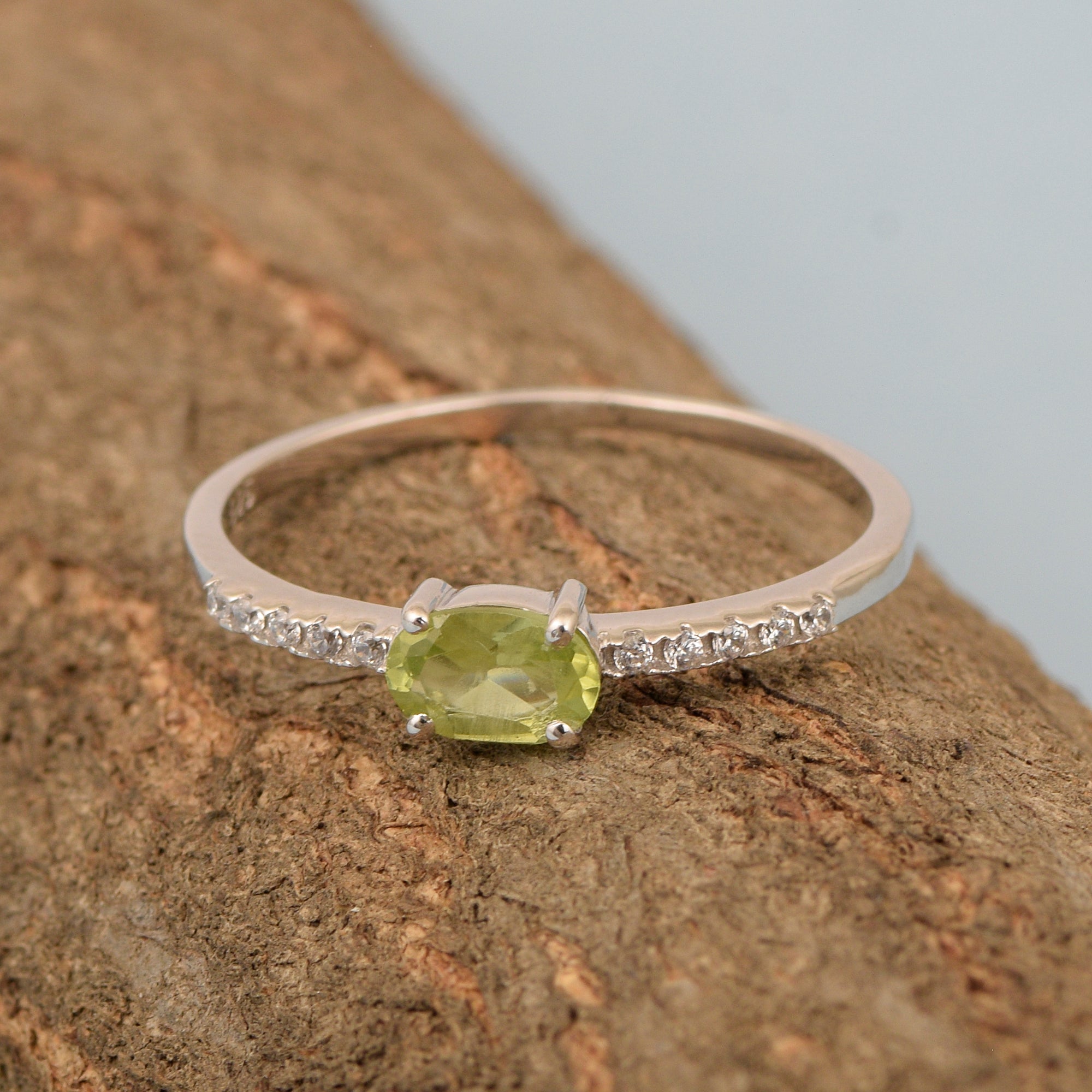 925 Sterling Silver Oval 0.65 Ctw Peridot Women Wedding Ring - Kimaya INC